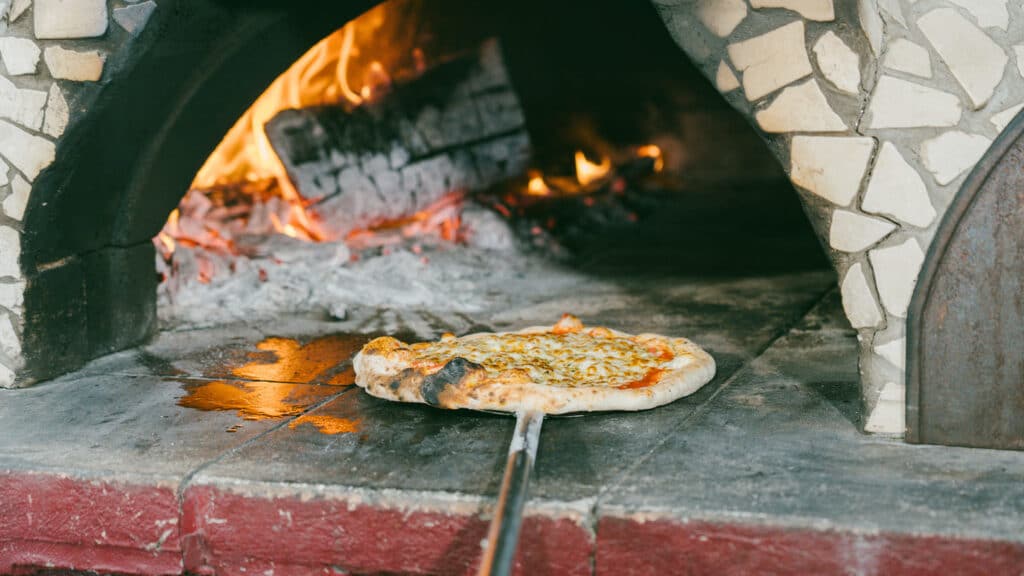 Cuisson au feu de bois : nos astuces pour maîtriser l’art du crépitement